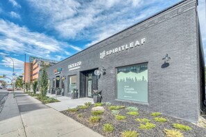 Exterior - Nordic SPA Retreat, Hot Tub, Sleeps 8, Near Downtown and 15 min to the Airport! (Calgary)