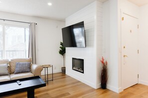 Smart TV - Nordic SPA Retreat, Hot Tub, Sleeps 8, Near Downtown and 15 min to the Airport! (Calgary)