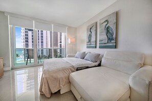 1 slaapkamer, een kluis op de kamer, een bureau