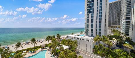 Una piscina al aire libre, una piscina climatizada