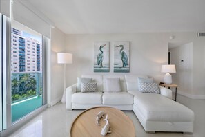 Een smart-tv, videogames, een tafeltennistafel en een computerscherm