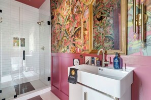 Een haardroger, zeep, shampoo, toiletpapier