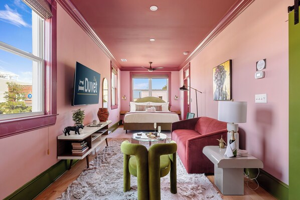 1 slaapkamer, een strijkplank/strijkijzer, wifi