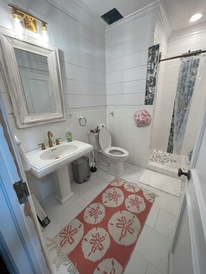 Dusche, Haartrockner, Handtücher, Seife