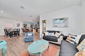 Smart TV, fireplace, DVD player, books - Walk to Beach, Secluded, Gazebo, Grill, 1GiG WiFi, Washer and Dryer, Games (Gulf Shores)