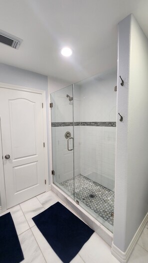 Shower, hair dryer, towels, shampoo - Home Away From Home (Galveston)