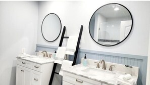 Douche, sèche-cheveux, serviettes fournies, shampoing