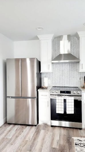 Een koelkast, een microgolfoven, een oven, een kookplaat