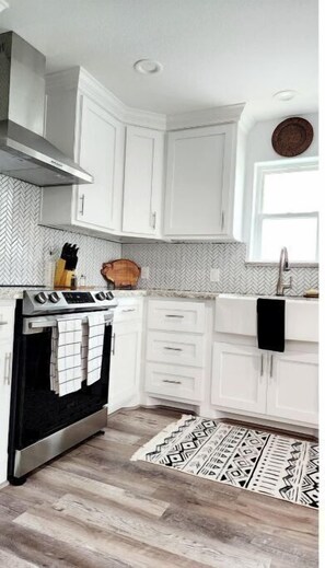 Fridge, microwave, oven, stovetop - Home Away From Home (Galveston)