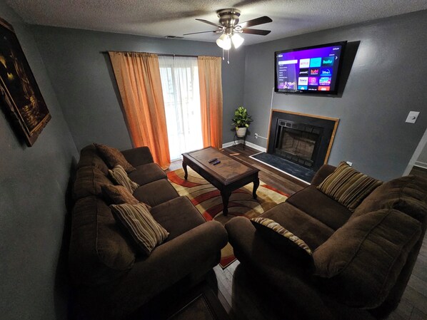 Smart TV, fireplace
