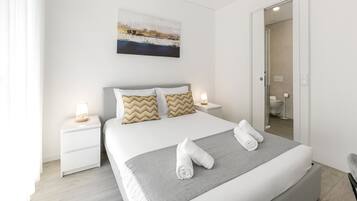 3 slaapkamers, een strijkplank/strijkijzer, reisbedje, internet