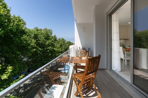 Outdoor dining - Blissful Beach Getaway (Nazaré)