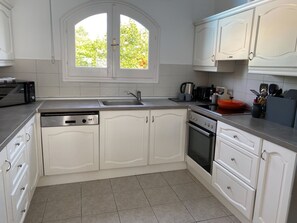 Microwave, oven, dishwasher, coffee/tea maker