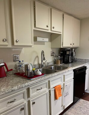 Refrigerador, microondas, placa de cocina, lavavajillas