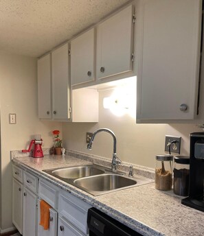Fridge, microwave, stovetop, dishwasher