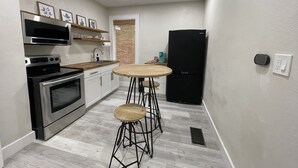 コーヒー / ティーメーカー、冷蔵庫、電子レンジ、オーブン