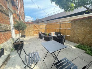 Outdoor dining - Contemporary 1 BDR Flat Garden Whitechapel (London)