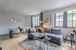 TV, offices - Contemporary 1 BDR Flat Garden Whitechapel (London)