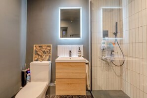 Shower - Contemporary 1 BDR Flat Garden Whitechapel (London)