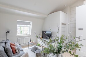 TV - Newly Renovated 1 Bed | Knightsbridge | Wi-Fi (London)