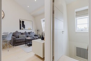 TV - Newly Renovated 1 Bed | Knightsbridge | Wi-Fi (London)