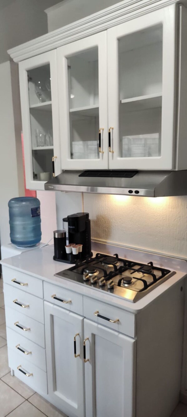 Horno, placa de cocina y papel de cocina