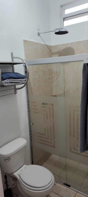 Bidet, serviettes fournies, savon, shampoing