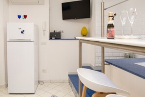 Een koelkast, een oven, een kookplaat, een koffiezetapparaat/waterkoker