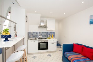 Fridge, oven, stovetop, coffee/tea maker