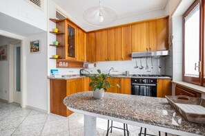 Kylskåp, mikrovågsugn, ugn och spishäll