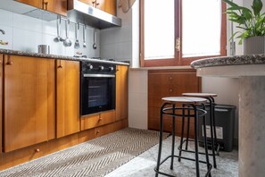 Een koelkast, een magnetron, een oven, een kookplaat