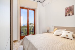 2 sovrum, skrivbord, strykjärn/strykbräda och resesäng