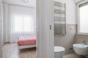 1 Schlafzimmer, Schreibtisch, Bügeleisen/Bügelbrett, Reisekinderbett