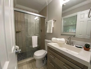 Hair dryer, towels, soap, shampoo - Pet Friendly, Modern, Comfy, Cozy, Minutes from Everything (Charlotte)