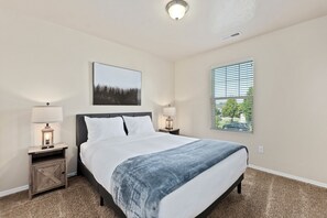 4 soverom, skrivebord, strykejern/-brett og reiseseng for barn