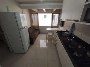 Micro-ondas, cooktop, talheres/pratos/utensílios de cozinha