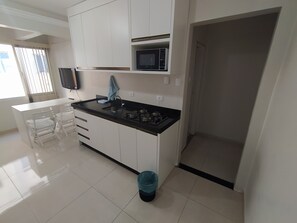 Micro-ondas, cooktop, talheres/pratos/utensílios de cozinha