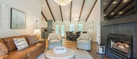 Smart TV, chimenea, videojuegos y oficina