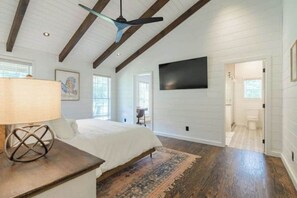 4 bedrooms, iron/ironing board, WiFi, bed sheets