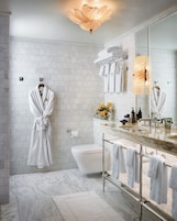 Suite (Topiary) | Bathroom | Shower, hair dryer, bathrobes, slippers