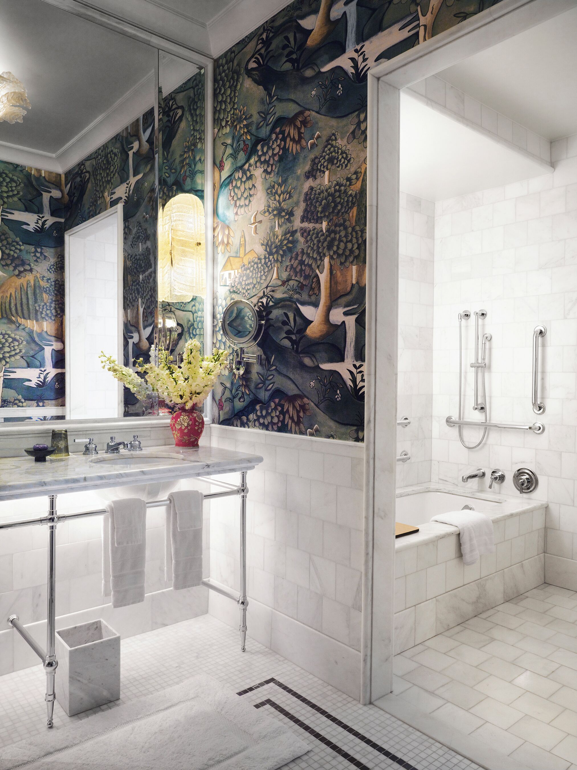 Een moderne badkamer met een grote spiegel, een wastafel, een bad en een douche.
