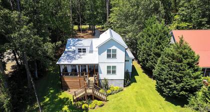 A New Beautifully Decorated Lake Home With Great Outdoor Living Space