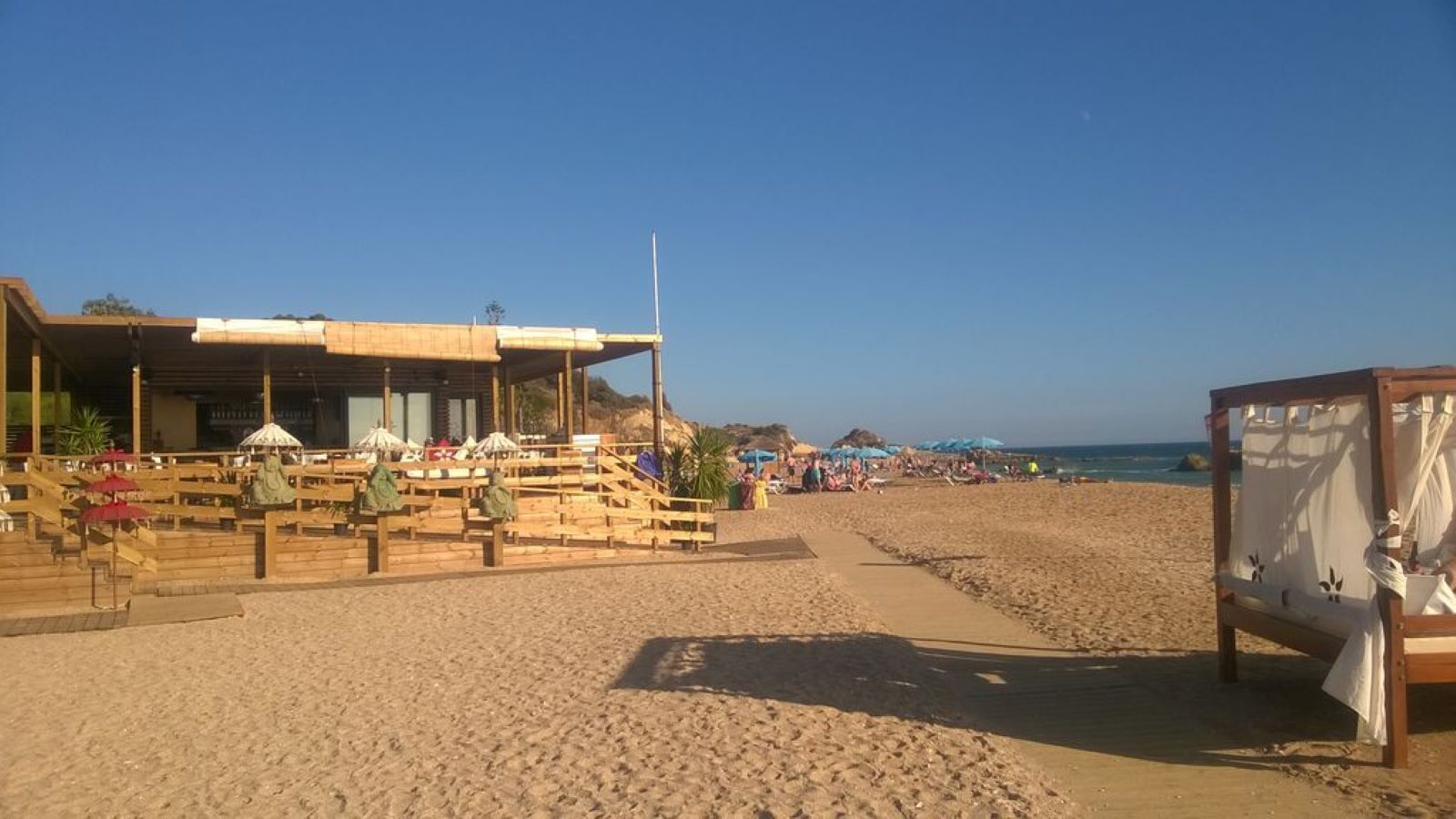 بالقرب من الشاطئ