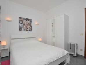 2 bedrooms, iron/ironing board, travel cot, free WiFi