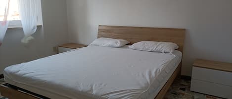 1 chambre, fer et planche à repasser, draps fournis