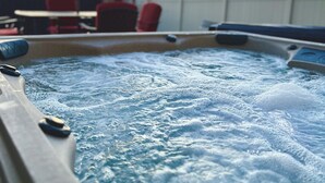 Bañera de hidromasaje al aire libre