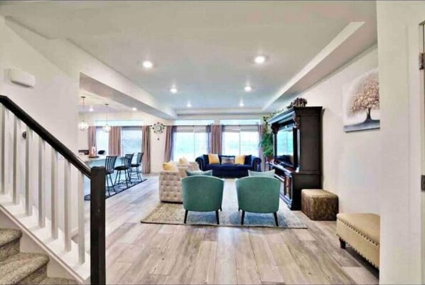 Smart TV, futbolito y monitor de computadora 