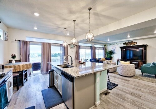 Mountain View house with, Jacuzzi, 5 beds 3.5 bath near Airport