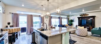 Mountain View house with, Jacuzzi, 5 beds 3.5 bath near Airport