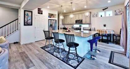 Mountain View house with, Jacuzzi, 5 beds 3.5 bath near Airport